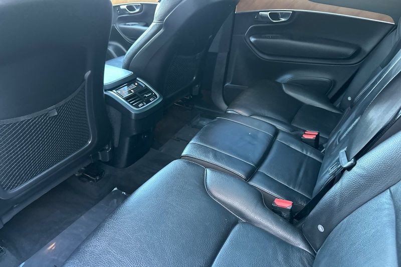 Volvo XC90 Vehicle Full-screen Gallery Image 12