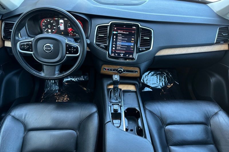 Volvo XC90 Vehicle Full-screen Gallery Image 13