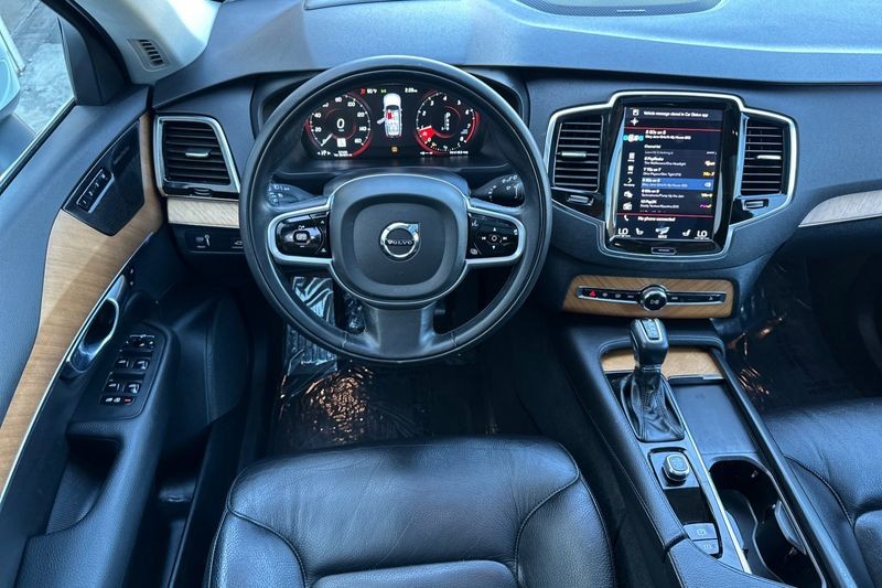 Volvo XC90 Vehicle Full-screen Gallery Image 14
