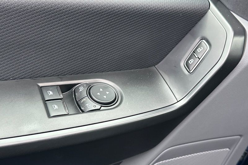 Ford F-150 Vehicle Full-screen Gallery Image 11