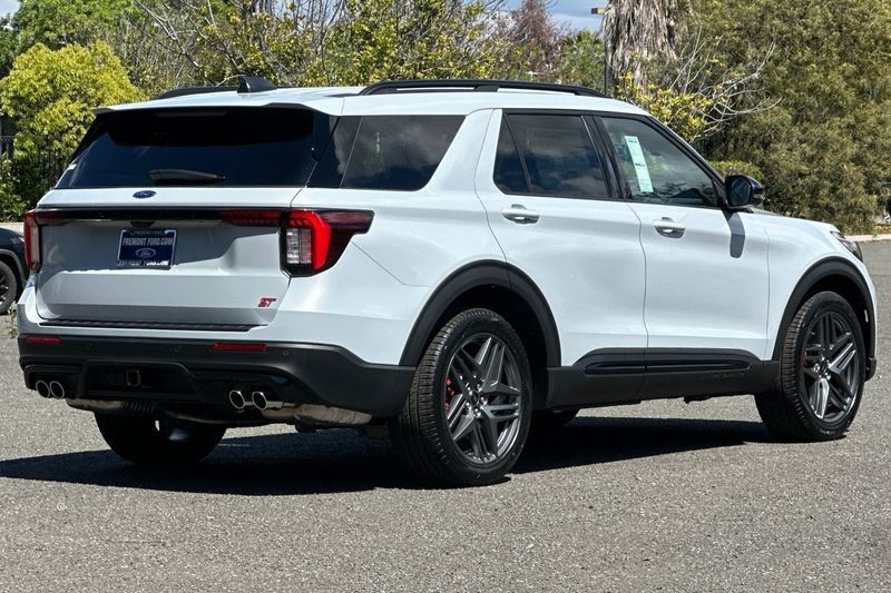 Ford Explorer Vehicle Full-screen Gallery Image 03