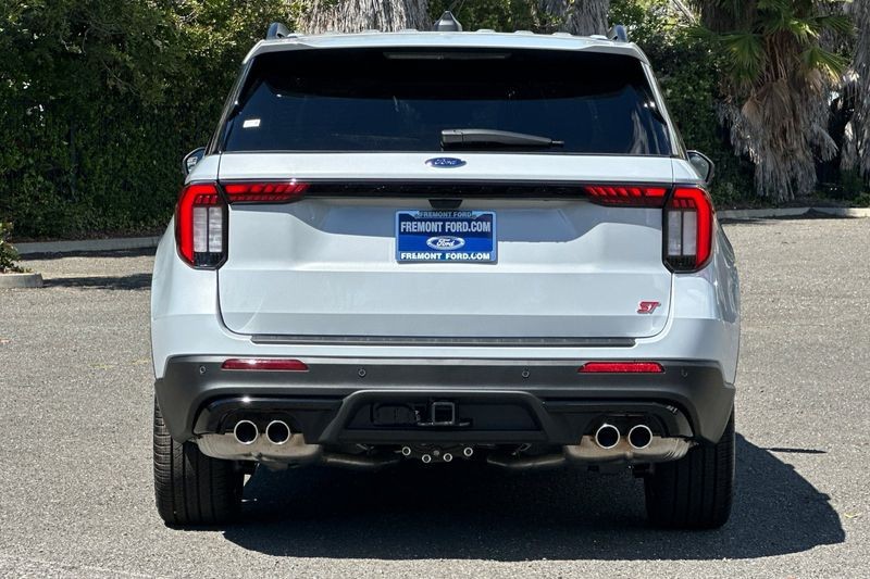 Ford Explorer Vehicle Full-screen Gallery Image 04