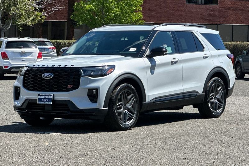 Ford Explorer Vehicle Full-screen Gallery Image 07