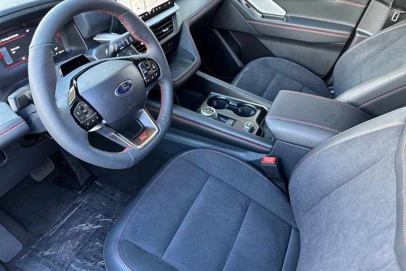 Ford Explorer Vehicle Full-screen Gallery Image 09