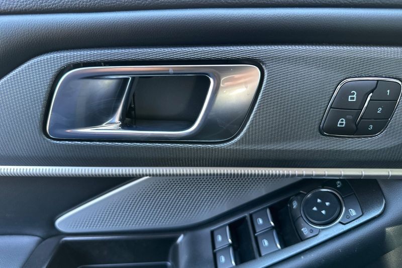 Ford Explorer Vehicle Full-screen Gallery Image 10