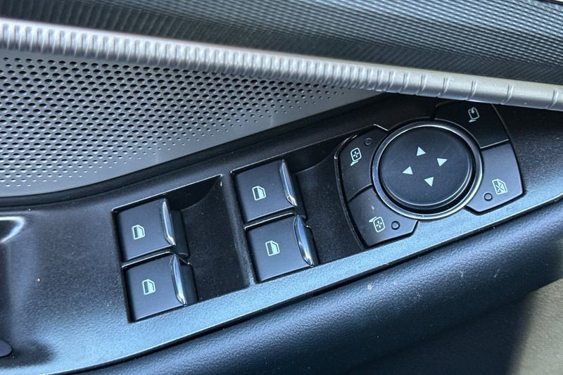 Ford Explorer Vehicle Full-screen Gallery Image 11