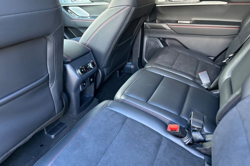 Ford Explorer Vehicle Full-screen Gallery Image 12