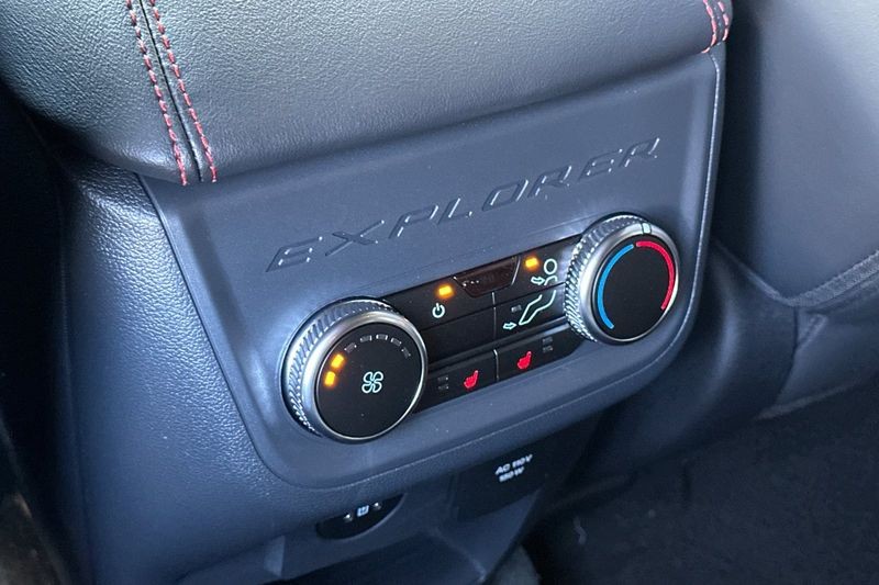 Ford Explorer Vehicle Full-screen Gallery Image 13