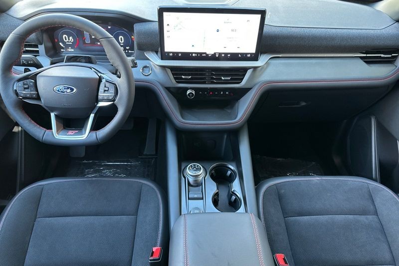 Ford Explorer Vehicle Full-screen Gallery Image 14