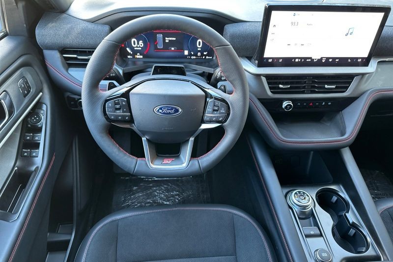 Ford Explorer Vehicle Full-screen Gallery Image 15