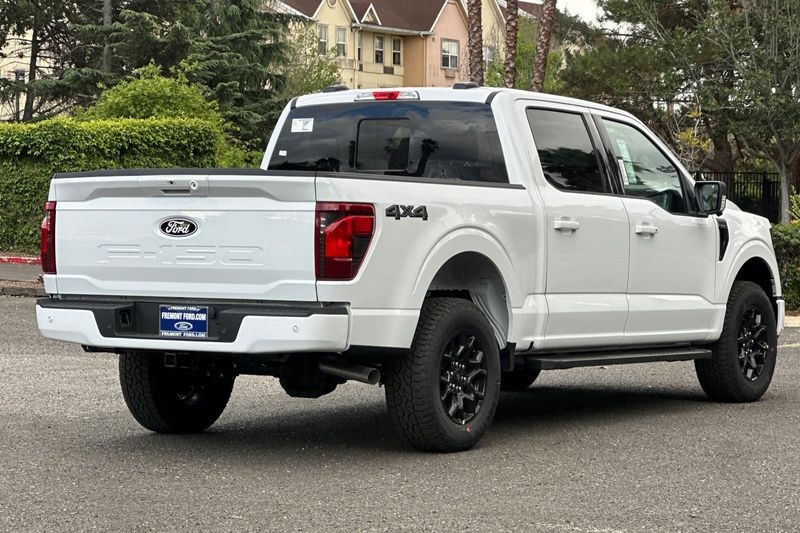 Ford F-150 Vehicle Full-screen Gallery Image 03