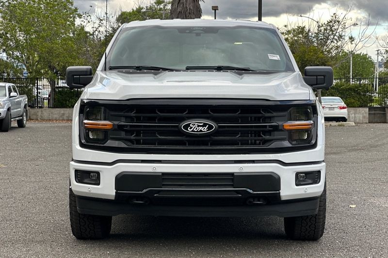 Ford F-150 Vehicle Full-screen Gallery Image 08