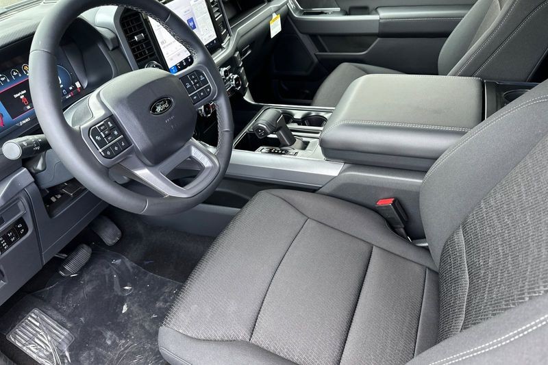Ford F-150 Vehicle Full-screen Gallery Image 09