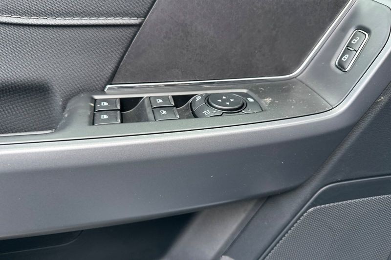 Ford F-150 Vehicle Full-screen Gallery Image 10