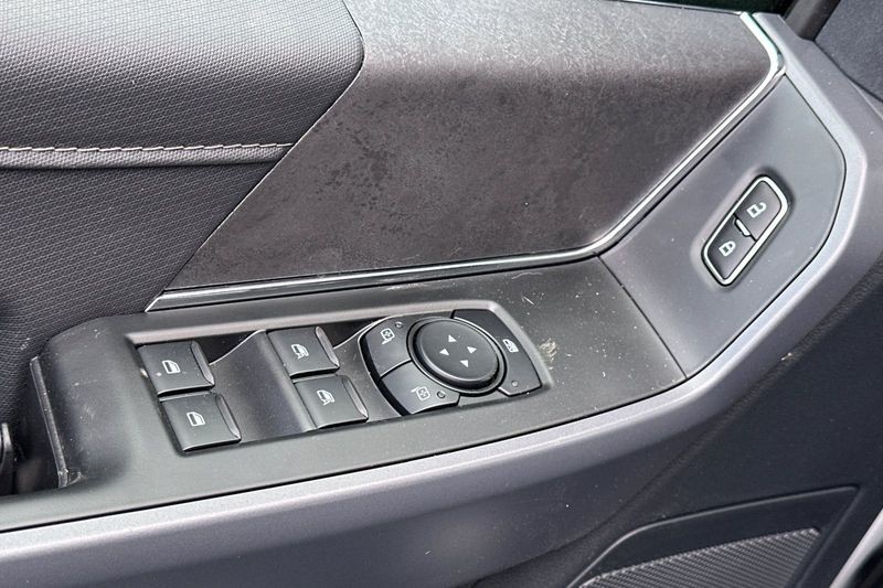 Ford F-150 Vehicle Full-screen Gallery Image 11