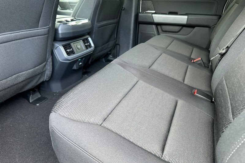 Ford F-150 Vehicle Full-screen Gallery Image 12