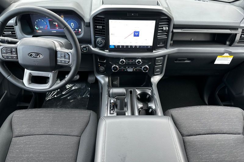 Ford F-150 Vehicle Full-screen Gallery Image 14