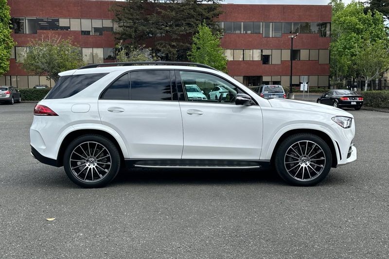 Mercedes-Benz GLE Vehicle Full-screen Gallery Image 02