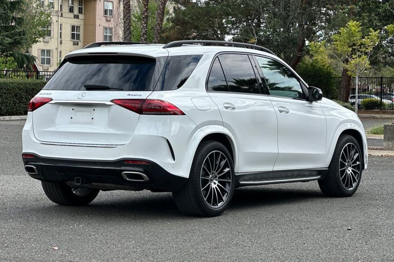 Mercedes-Benz GLE Vehicle Full-screen Gallery Image 03