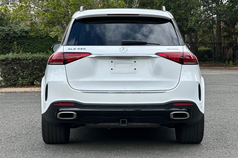 Mercedes-Benz GLE Vehicle Full-screen Gallery Image 04