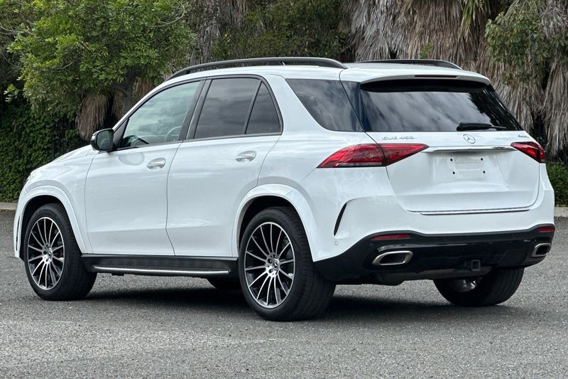 Mercedes-Benz GLE Vehicle Full-screen Gallery Image 05