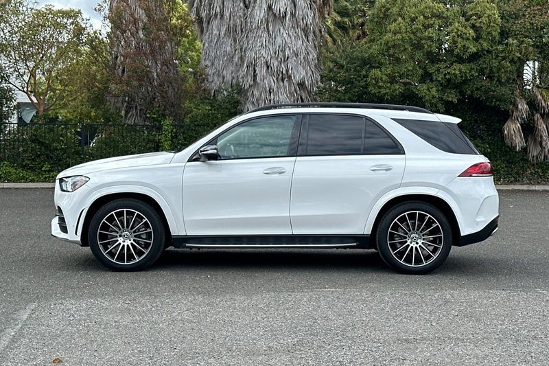 Mercedes-Benz GLE Vehicle Full-screen Gallery Image 06
