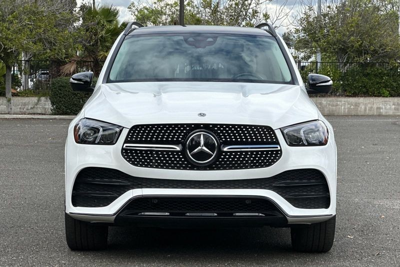Mercedes-Benz GLE Vehicle Full-screen Gallery Image 08