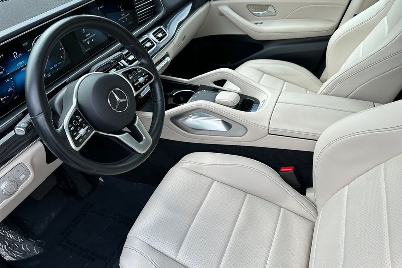 Mercedes-Benz GLE Vehicle Full-screen Gallery Image 09