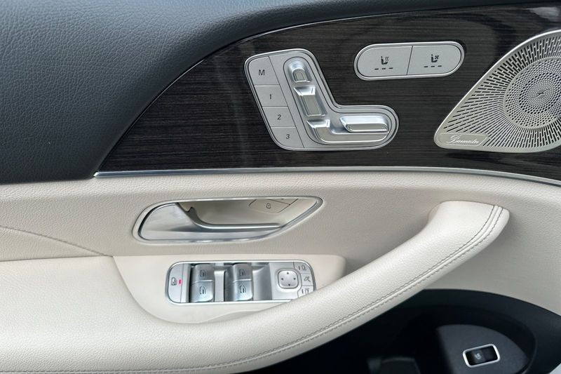 Mercedes-Benz GLE Vehicle Full-screen Gallery Image 10