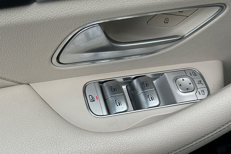 Mercedes-Benz GLE Vehicle Full-screen Gallery Image 11