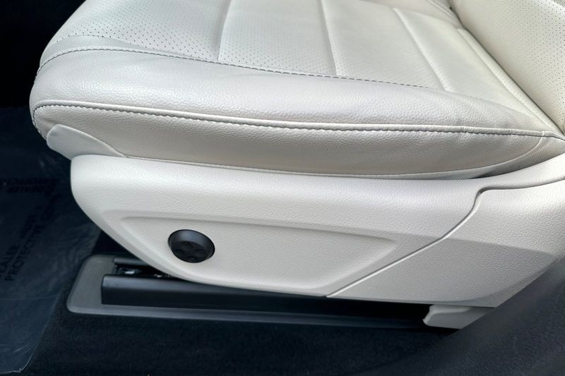 Mercedes-Benz GLE Vehicle Full-screen Gallery Image 12