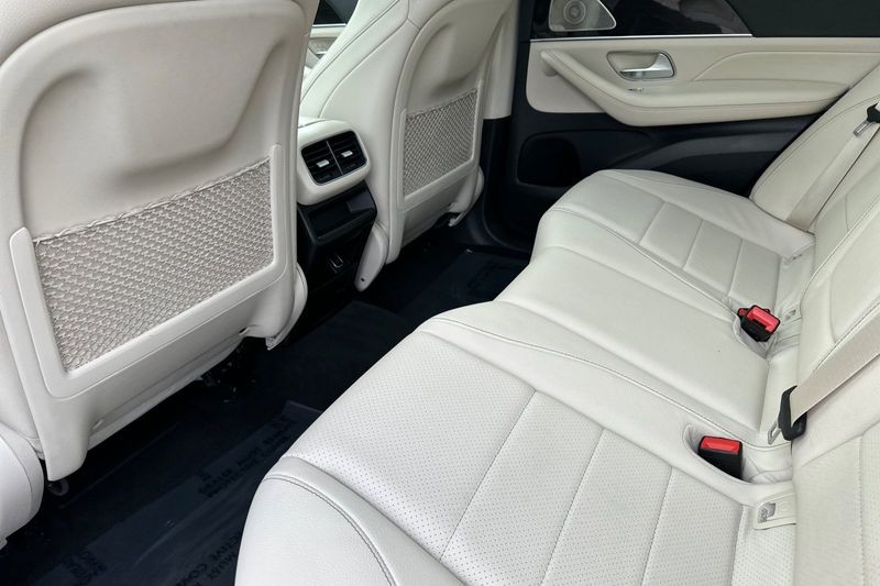 Mercedes-Benz GLE Vehicle Full-screen Gallery Image 13