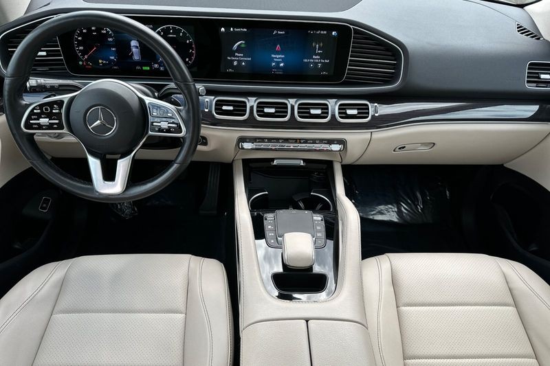 Mercedes-Benz GLE Vehicle Full-screen Gallery Image 14