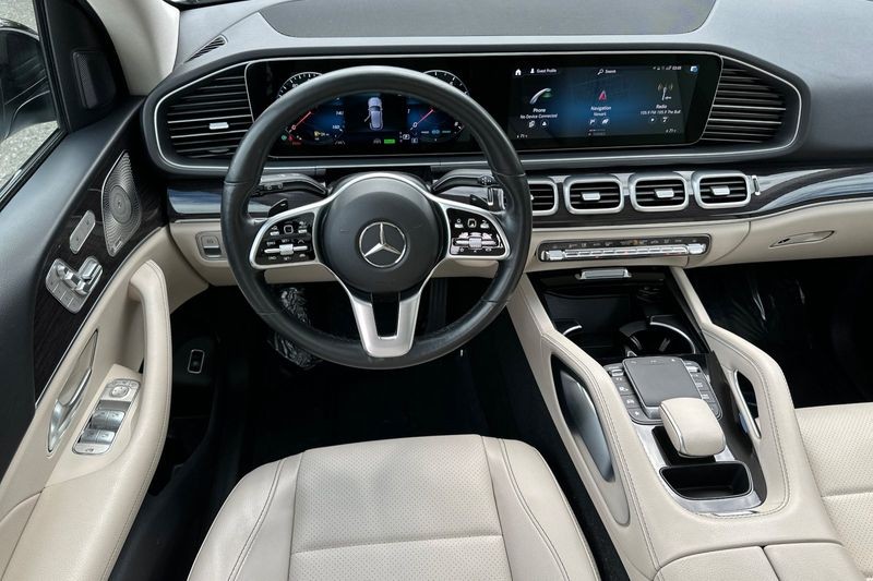 Mercedes-Benz GLE Vehicle Full-screen Gallery Image 15