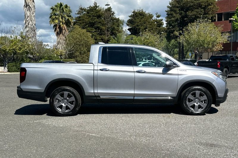 Honda Ridgeline Vehicle Full-screen Gallery Image 02
