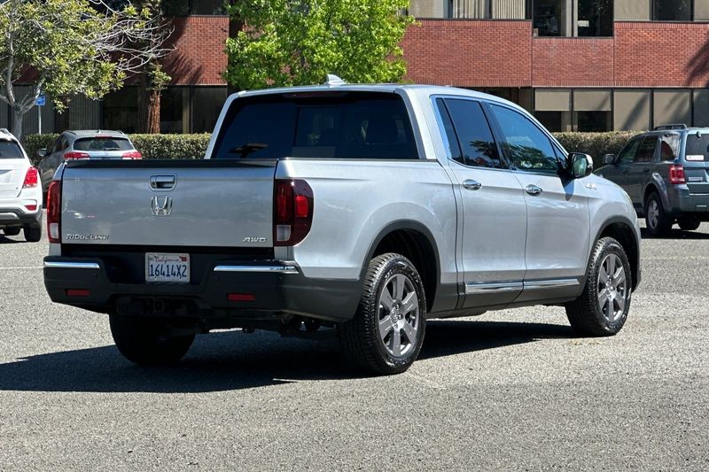 Honda Ridgeline Vehicle Full-screen Gallery Image 03