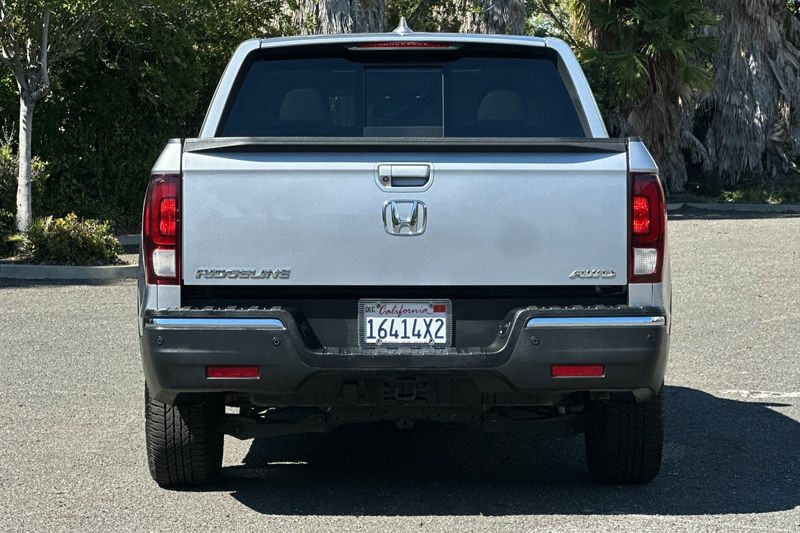 Honda Ridgeline Vehicle Full-screen Gallery Image 04
