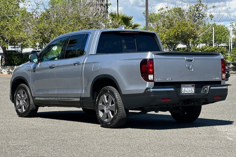 Honda Ridgeline Vehicle Full-screen Gallery Image 05