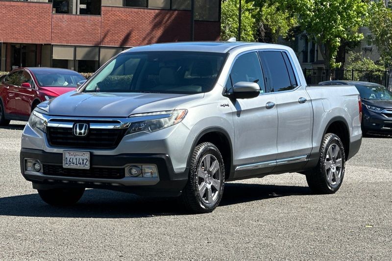 Honda Ridgeline Vehicle Full-screen Gallery Image 07