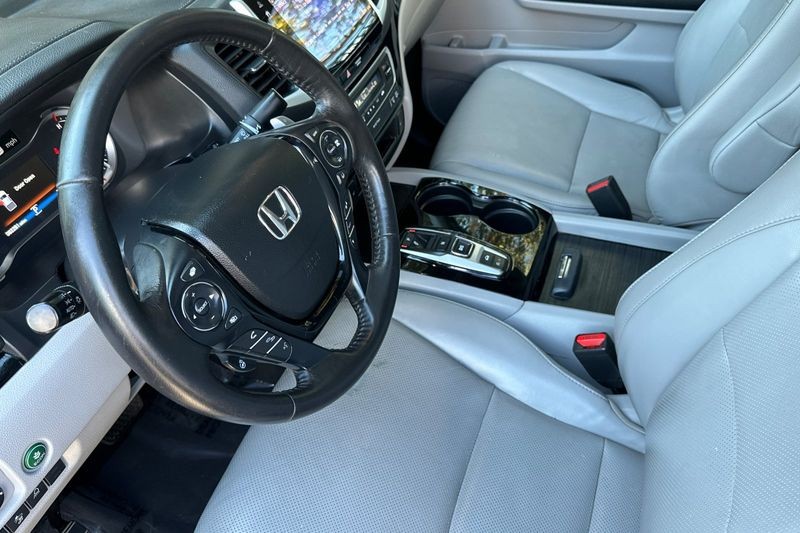 Honda Ridgeline Vehicle Full-screen Gallery Image 09