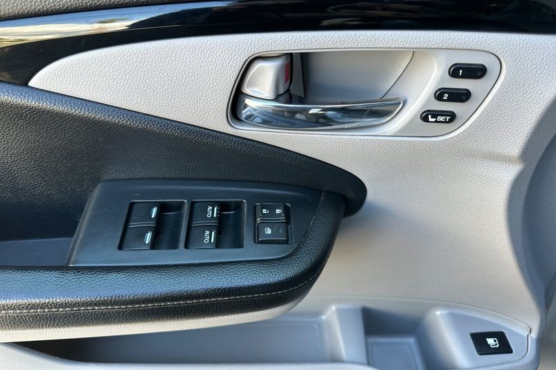 Honda Ridgeline Vehicle Full-screen Gallery Image 10