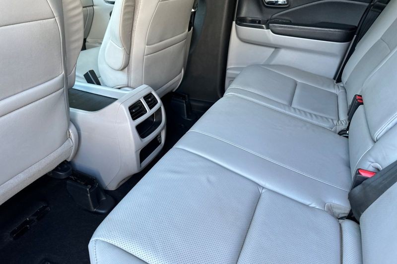 Honda Ridgeline Vehicle Full-screen Gallery Image 13