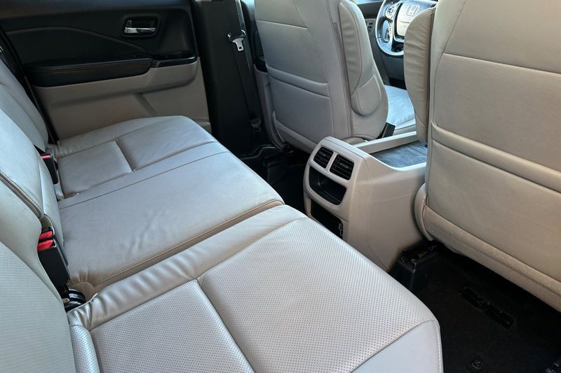 Honda Ridgeline Vehicle Full-screen Gallery Image 15