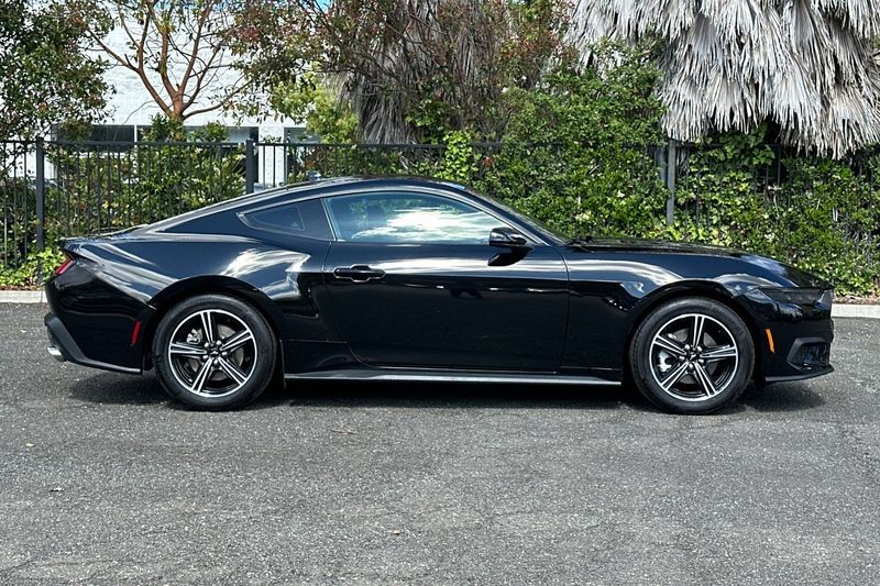 Ford Mustang Vehicle Full-screen Gallery Image 02