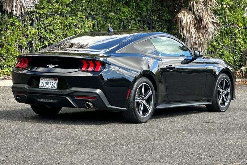 Ford Mustang Vehicle Full-screen Gallery Image 03