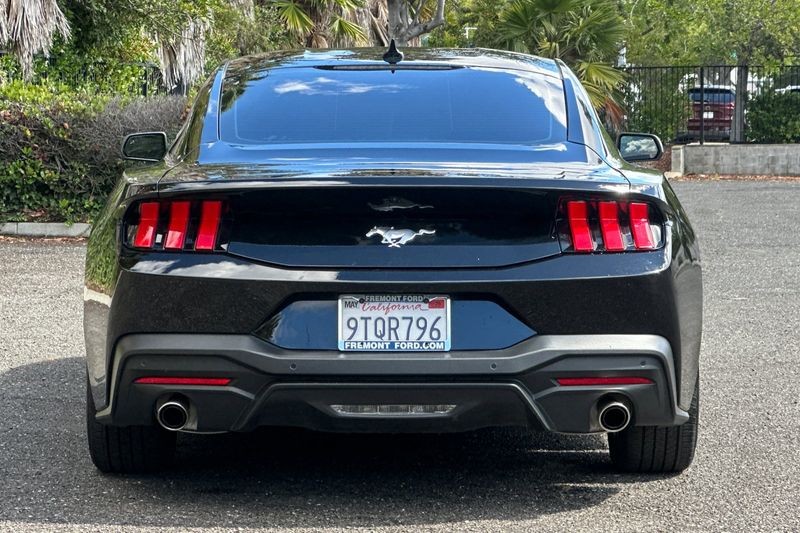 Ford Mustang Vehicle Full-screen Gallery Image 04