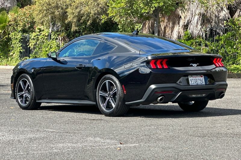 Ford Mustang Vehicle Full-screen Gallery Image 05