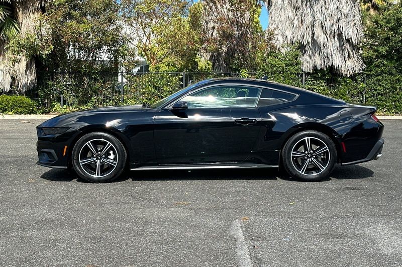 Ford Mustang Vehicle Full-screen Gallery Image 06