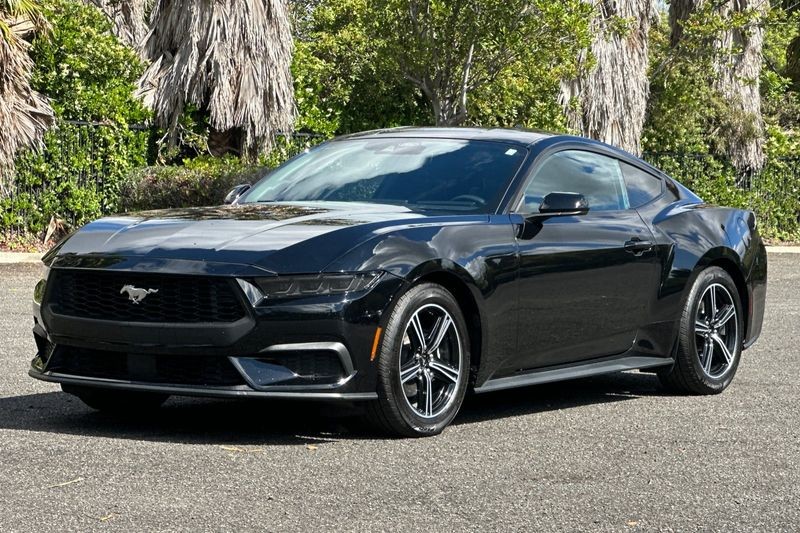 Ford Mustang Vehicle Full-screen Gallery Image 07