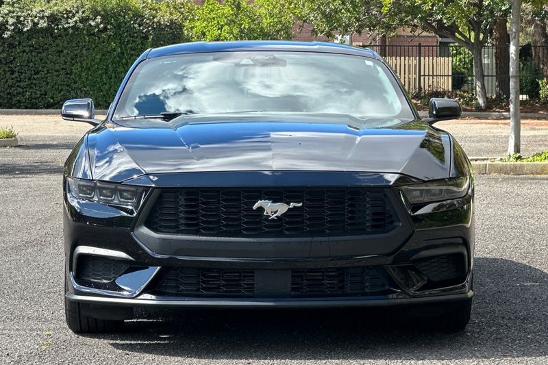 Ford Mustang Vehicle Full-screen Gallery Image 08